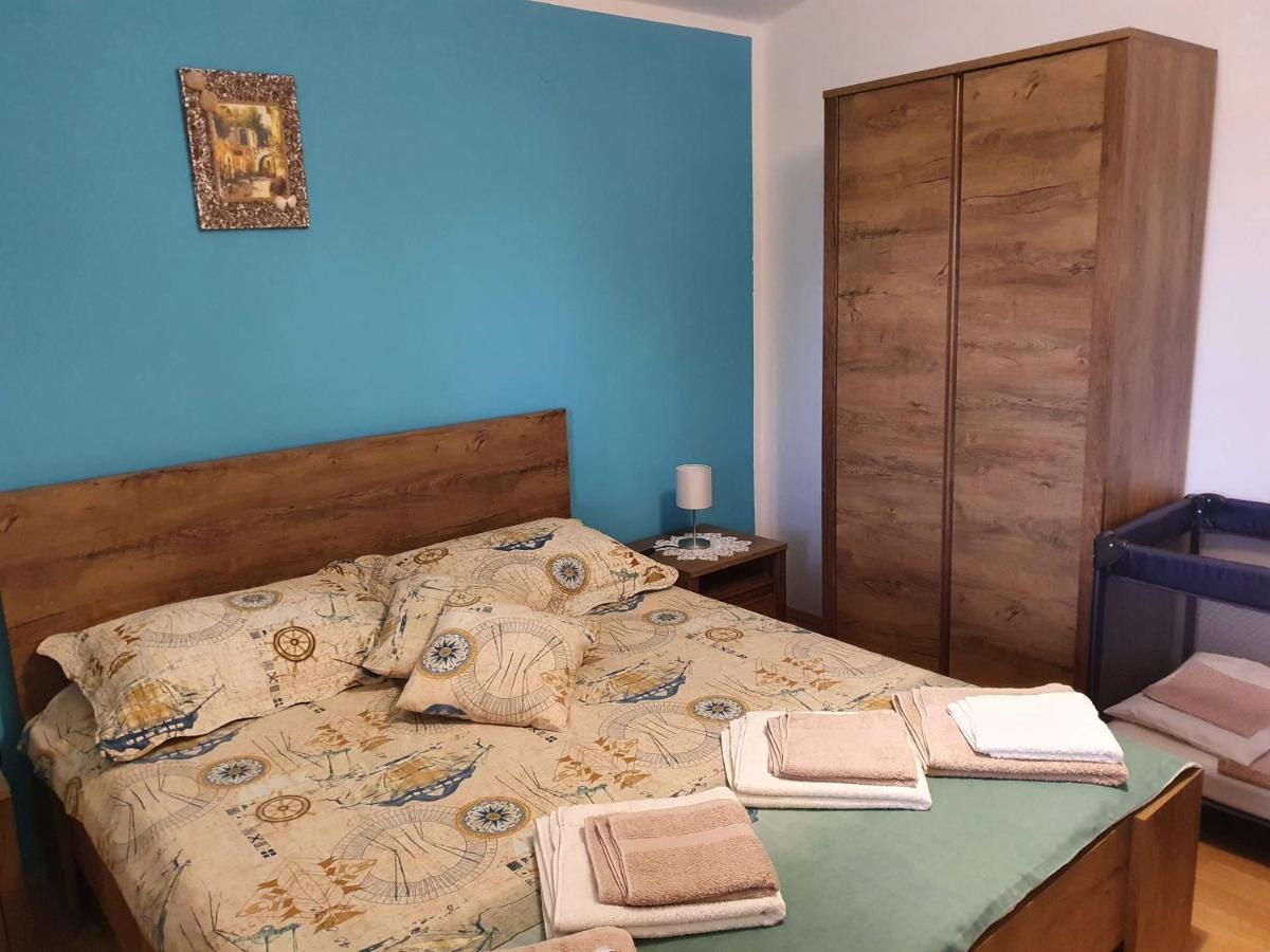 Apartments Vila Leona Pirovac Exterior photo