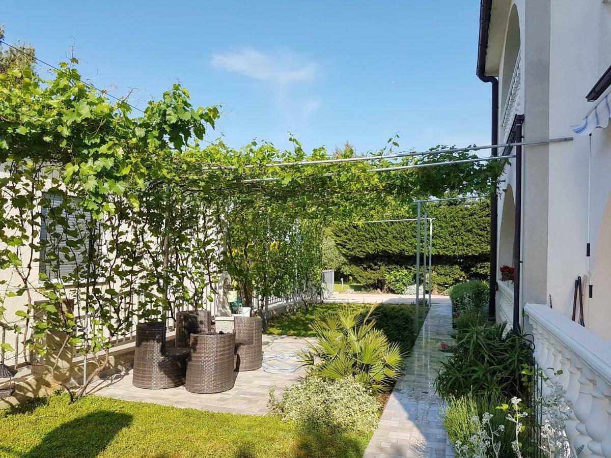 Apartments Vila Leona Pirovac Exterior photo